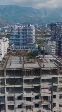 Hareketli ve organize bir inşaat çalışması.