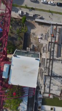 Canlı ve organize bir inşaat çalışması..