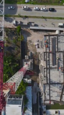 Dinamik ve detaylı bir inşaat sahnesi.