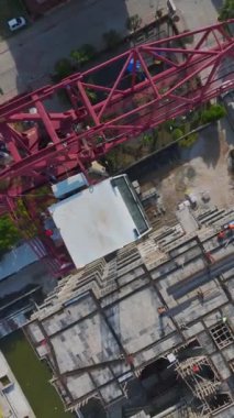 İnşaat çalışmalarının hareketli bir sahnesi.