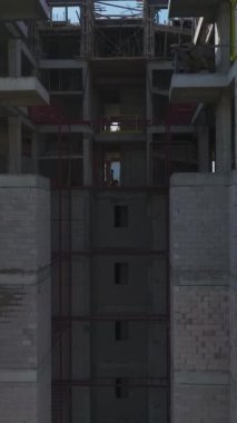 Canlı ve organize bir inşaat süreci.