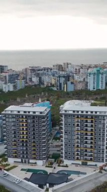 Şehrin siluetine canlı bir ekleme..