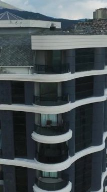 Dikey çekilen canlı bir kentsel yapı.