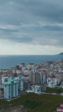 Huzurlu bir Akdeniz şehir manzarası.