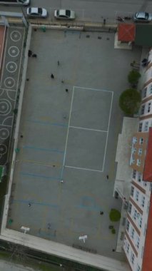 Canlı bir açık hava aktivite alanı.