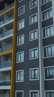 Modern ve canlı bir mimari sahne..