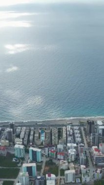 Sakin ve manzaralı bir sahil kasabası.