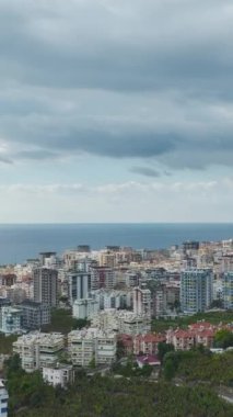 Deniz kenarında sakin ve huzurlu bir şehir..