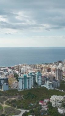 Huzurlu ve resimli bir şehir manzarası.