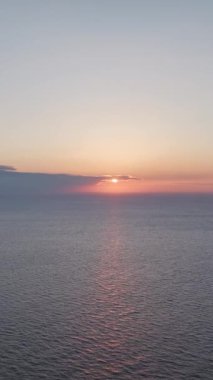 Huzurlu ve büyüleyici bir sahil manzarası.