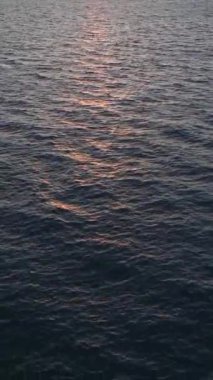 Hareketli ve sakin bir sahil manzarası..