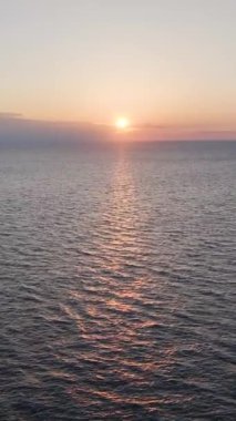 Sakin ve parıldayan bir kıyı manzarası.