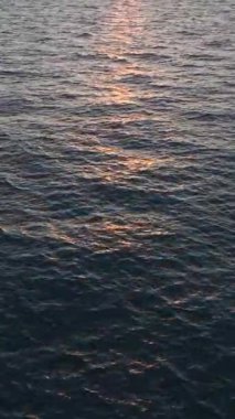 Huzurlu ve büyüleyici deniz manzarası.