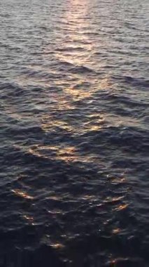 Huzurlu ve ışıl ışıl bir sahil anı.