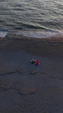 Sakin ve ışıl ışıl bir kıyı manzarası.