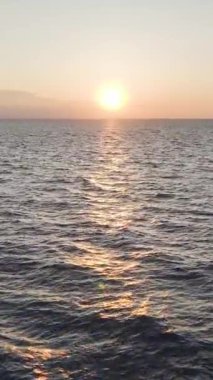 Huzurlu ve canlı bir sahil atmosferi.