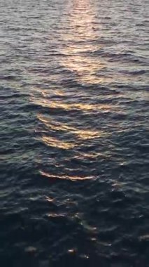 Sakin ve ışıl ışıl bir deniz manzarası.