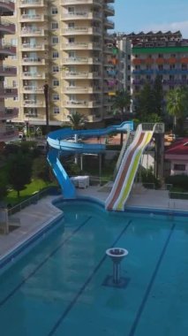 Huzurlu ve lüks bir havuz kenarı deneyimi.