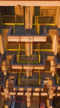 Canlı ve hareketli bir inşaat alanı..