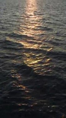 Huzurlu ve ışıl ışıl bir sahil anı.