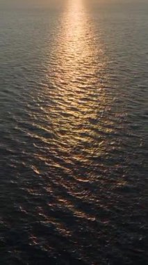 Sakin ve ışıl ışıl bir deniz manzarası.