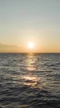 Sakin ve ışıl ışıl bir kıyı manzarası.