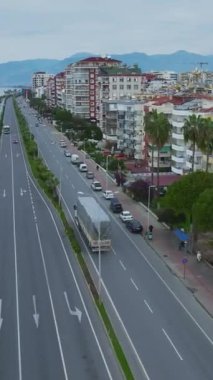 Arabalar güzel sahil kenarında seyahat ediyor..