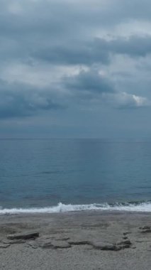 Huzurlu ve resimli bir deniz manzarası.