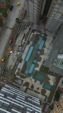 Canlı ve yoğun bir inşaat sahnesi..