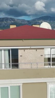 Yukarıdan dinamik bir şehir manzarası.