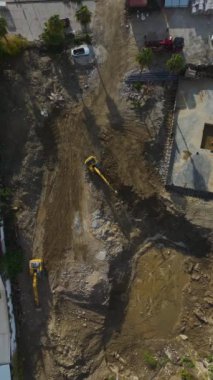 Yukarıdan canlı bir inşaat sahnesi.