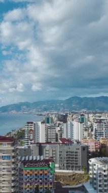 Suyun yanında dingin ve canlı bir şehir manzarası.