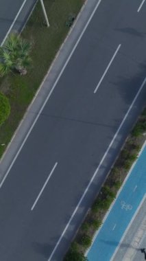 Arabalar güzel sahil kenarında seyahat ediyor..