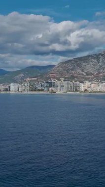 Deniz kenarı manzaralı bir şehir..