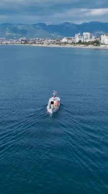 Sahil boyunca sakin bir balıkçılık sahnesi.