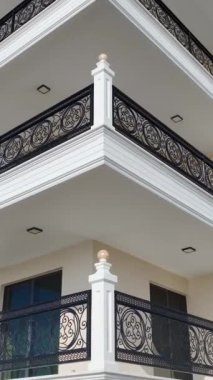 Lüks bir kompleksin çarpıcı dış görünüşü.