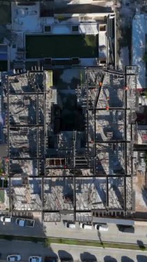 Yüksek bir yapıda inşaat faaliyeti.