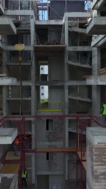 Yüksek bir bina şekilleniyor..