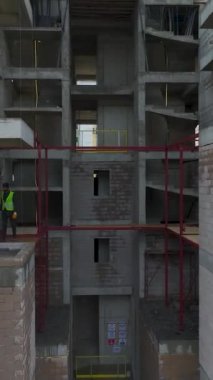 Yüksek binaların detaylı bir görüntüsü.