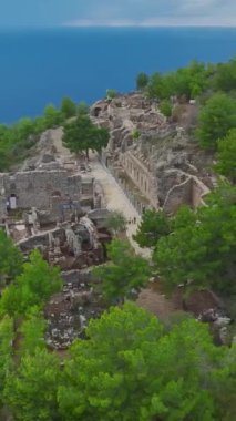 Tarihi bir şehirde günün tadını çıkaran bir aile..