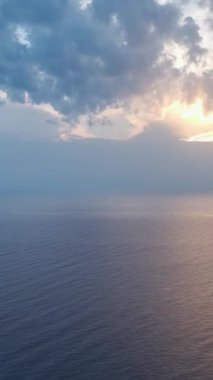 Sakin bir alacakaranlık deniz manzarası anı.