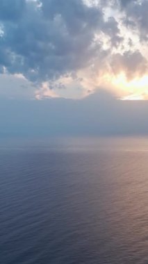 Huzurlu ve canlı bir gece sahili anı.