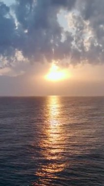 Büyüleyici ve dinamik bir kıyı anı.