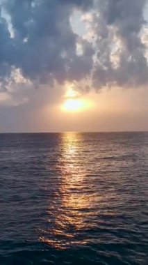 Sakin ve canlı bir okyanus ışığı görüntüsü..