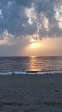 Huzurlu ve çarpıcı bir okyanus manzarası.