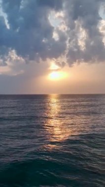 Dinamik ve büyüleyici bir deniz manzarası anı.