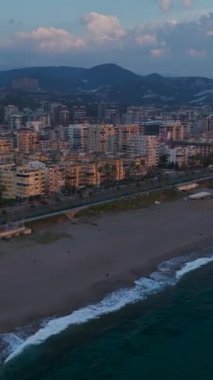 Parlayan gökyüzü ile harmanlanan sakin bir şehir manzarası.