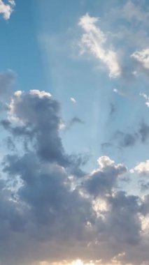 Büyüleyici ve huzurlu bir deniz manzarası.