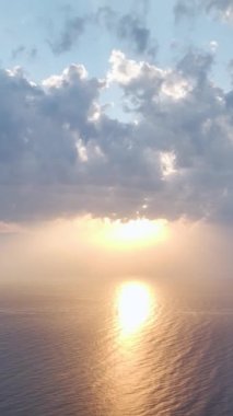 Dikey Video: Okyanusun Üzerindeki Bulutları Aşan Güneş Işığı Dalgalarda Sihirli Parıltı Yaratıyor