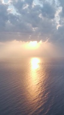 Büyüleyici ve sakin bir deniz manzarası anı.